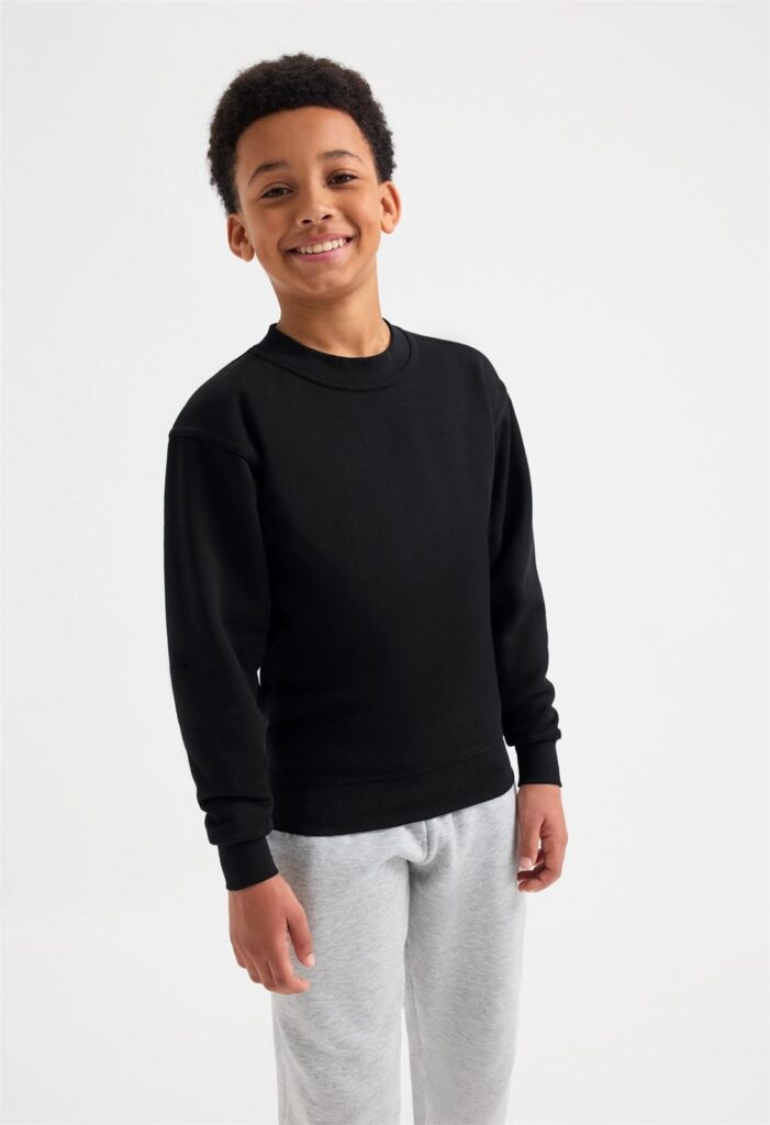 UC202 Uneek Childrens Classic Sweatshirt – Black (model, front)