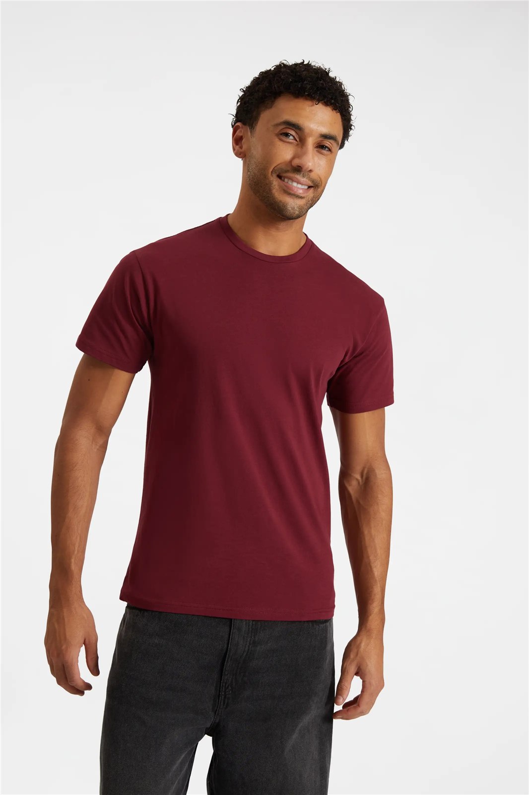 UC301 Uneek Classic T-Shirt – Maroon (model, front) UC301 Uneek Classic T-Shirt – Maroon (model, front)