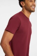 UC301 Uneek Classic T-Shirt – Maroon (model, side)