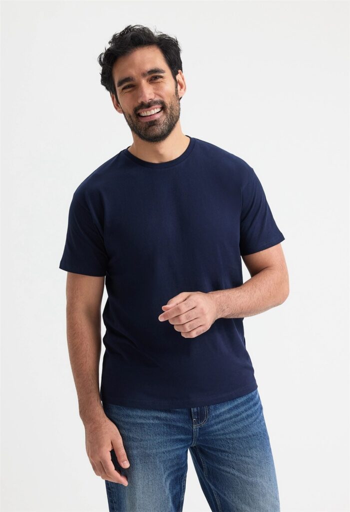 UC302 Uneek Heavyweight T-Shirt – Navy (model, front)