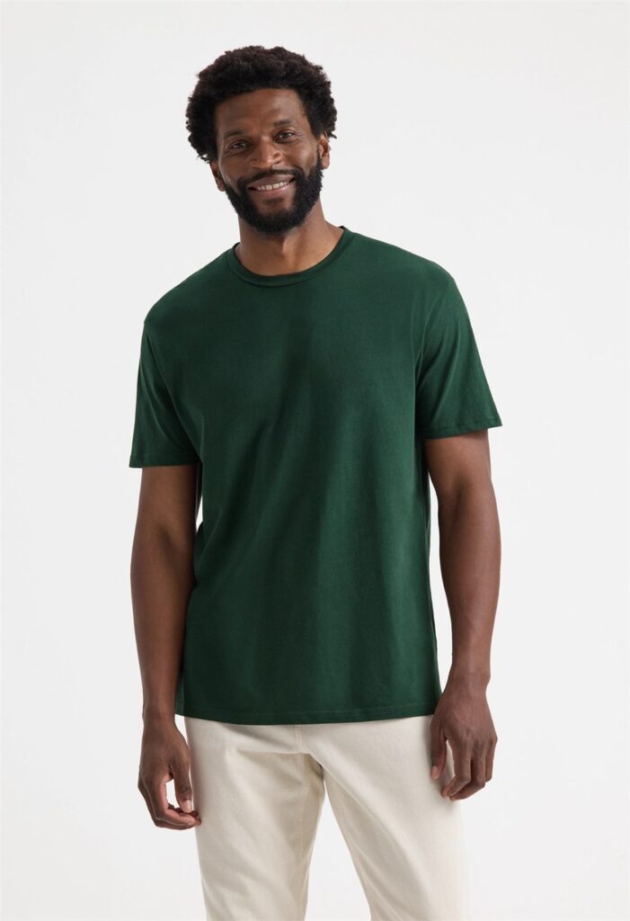 UC320 Uneek Olympic T-Shirt – Bottle Green (model, front)